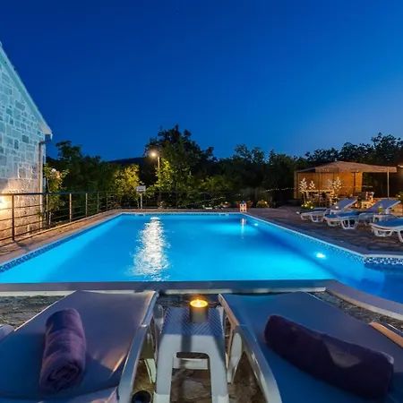 Lugareva With 52 Sqm Private Pool, 4 Bedrooms, 4 Bathrooms, Summer Kitchen, Traditional Environment, Playground * マカルスカ