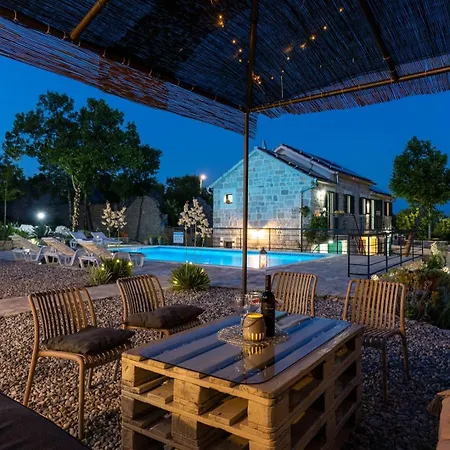 Lugareva With 52 Sqm Private Pool, 4 Bedrooms, 4 Bathrooms, Summer Kitchen, Traditional Environment, Playground ヴィラ *
