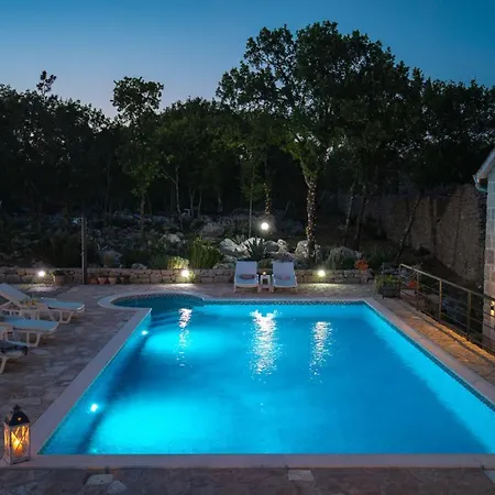 ヴィラ Lugareva With 52 Sqm Private Pool, 4 Bedrooms, 4 Bathrooms, Summer Kitchen, Traditional Environment, Playground マカルスカ