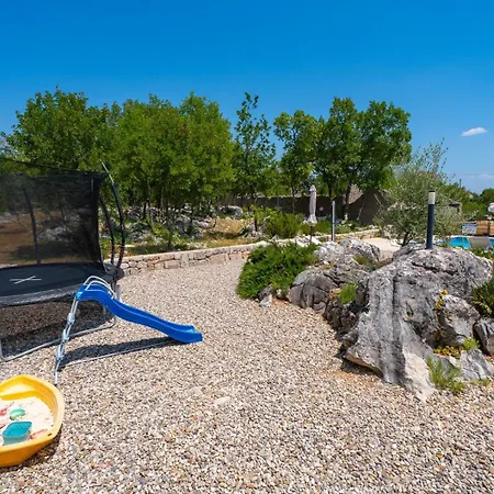 ヴィラ Lugareva With 52 Sqm Private Pool, 4 Bedrooms, 4 Bathrooms, Summer Kitchen, Traditional Environment, Playground