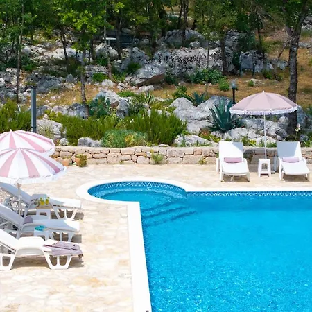 Lugareva With 52 Sqm Private Pool, 4 Bedrooms, 4 Bathrooms, Summer Kitchen, Traditional Environment, Playground マカルスカ
