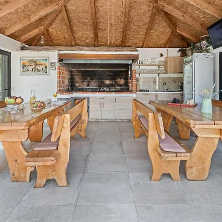 Lugareva With 52 Sqm Private Pool, 4 Bedrooms, 4 Bathrooms, Summer Kitchen, Traditional Environment, Playground ヴィラ マカルスカ