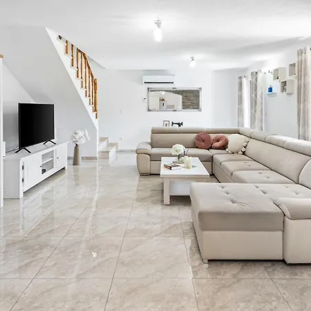 Lugareva With 52 Sqm Private Pool, 4 Bedrooms, 4 Bathrooms, Summer Kitchen, Traditional Environment, Playground ヴィラ