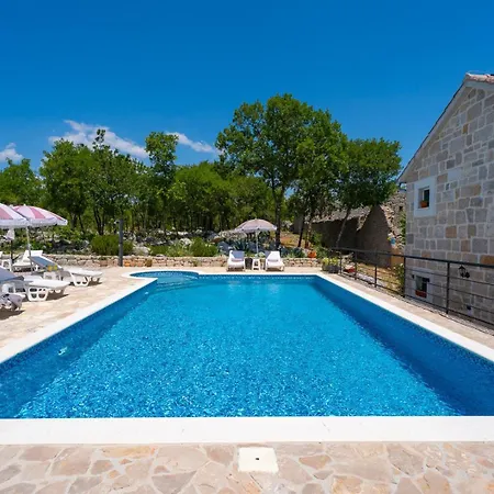 ヴィラ Lugareva With 52 Sqm Private Pool, 4 Bedrooms, 4 Bathrooms, Summer Kitchen, Traditional Environment, Playground *