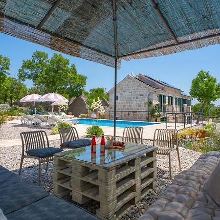 Lugareva With 52 Sqm Private Pool, 4 Bedrooms, 4 Bathrooms, Summer Kitchen, Traditional Environment, Playground ヴィラ マカルスカ