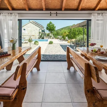 Lugareva With 52 Sqm Private Pool, 4 Bedrooms, 4 Bathrooms, Summer Kitchen, Traditional Environment, Playground * マカルスカ