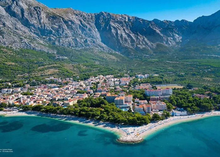 Lugareva With 52 Sqm Private Pool, 4 Bedrooms, 4 Bathrooms, Summer Kitchen, Traditional Environment, Playground Вілла Макарська