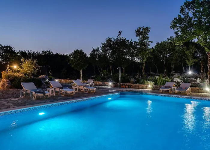 Вілла Lugareva With 52 Sqm Private Pool, 4 Bedrooms, 4 Bathrooms, Summer Kitchen, Traditional Environment, Playground