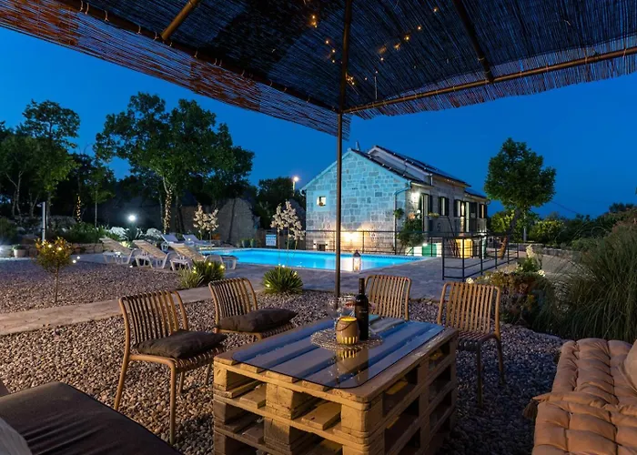 Lugareva With 52 Sqm Private Pool, 4 Bedrooms, 4 Bathrooms, Summer Kitchen, Traditional Environment, Playground Вілла *