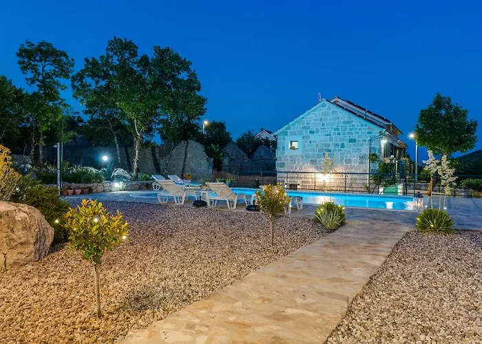 Вілла Lugareva With 52 Sqm Private Pool, 4 Bedrooms, 4 Bathrooms, Summer Kitchen, Traditional Environment, Playground *