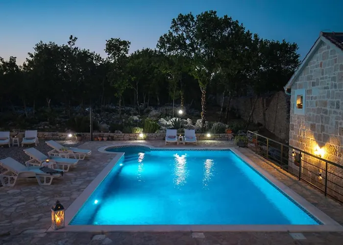 Вілла Lugareva With 52 Sqm Private Pool, 4 Bedrooms, 4 Bathrooms, Summer Kitchen, Traditional Environment, Playground Макарська