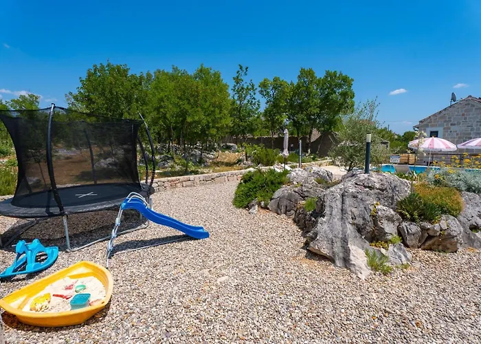 Вілла Lugareva With 52 Sqm Private Pool, 4 Bedrooms, 4 Bathrooms, Summer Kitchen, Traditional Environment, Playground