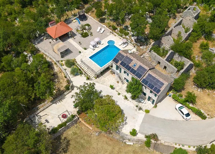 Lugareva With 52 Sqm Private Pool, 4 Bedrooms, 4 Bathrooms, Summer Kitchen, Traditional Environment, Playground Вілла *