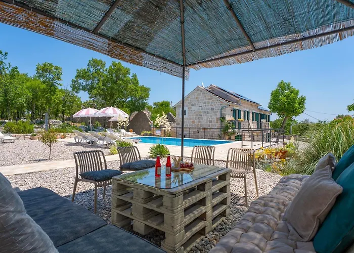 Lugareva With 52 Sqm Private Pool, 4 Bedrooms, 4 Bathrooms, Summer Kitchen, Traditional Environment, Playground Вілла Макарська