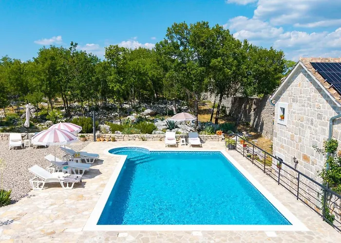 Вілла Lugareva With 52 Sqm Private Pool, 4 Bedrooms, 4 Bathrooms, Summer Kitchen, Traditional Environment, Playground Макарська