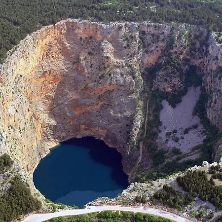 Lugareva: Traditional Retreat With Private Pool And Family-friendly Amenities *