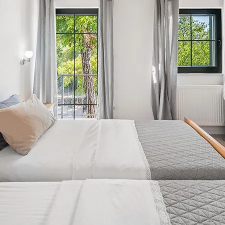 Lugareva: Traditional Retreat With Private Pool And Family-friendly Amenities Villa