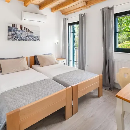 Villa Lugareva: Traditional Retreat With Private Pool And Family-friendly Amenities *