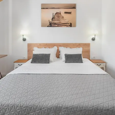 Lugareva: Traditional Retreat With Private Pool And Family-friendly Amenities *