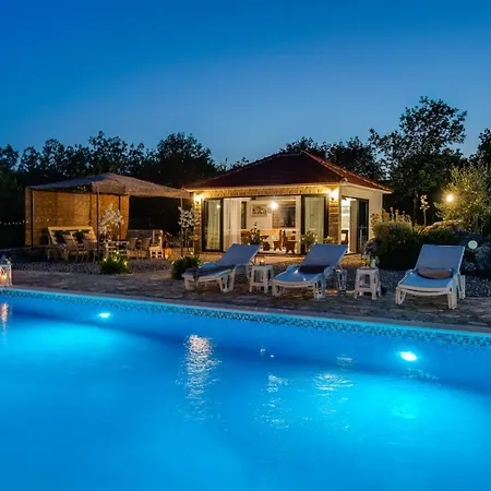 Lugareva: Traditional Retreat With Private Pool And Family-friendly Amenities Makarska