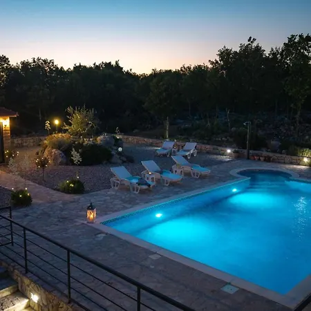 Lugareva: Traditional Retreat With Private Pool And Family-friendly Amenities