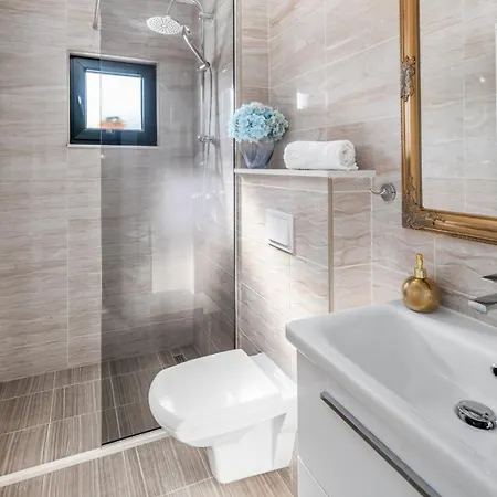 Lugareva: Traditional Retreat With Private Pool And Family-friendly Amenities Villa