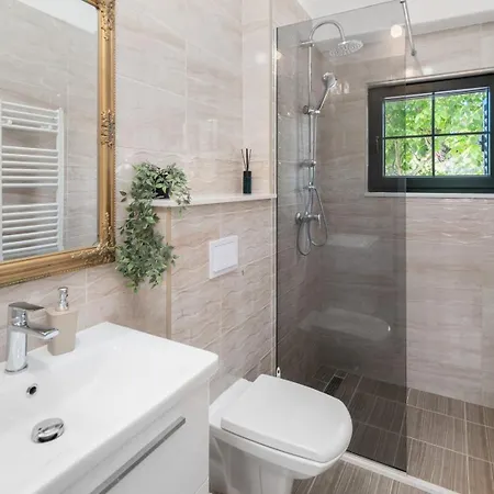 Villa Lugareva: Traditional Retreat With Private Pool And Family-friendly Amenities