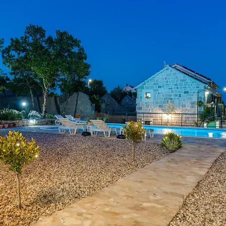 Villa Lugareva: Traditional Retreat With Private Pool And Family-friendly Amenities *