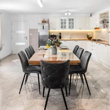 Lugareva: Traditional Retreat With Private Pool And Family-friendly Amenities Makarska