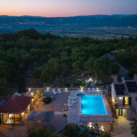 Lugareva: Traditional Retreat With Private Pool And Family-friendly Amenities * Makarska