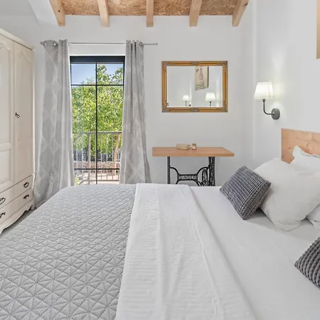 Lugareva: Traditional Retreat With Private Pool And Family-friendly Amenities Villa