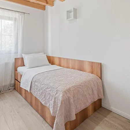 Villa Lugareva: Traditional Retreat With Private Pool And Family-friendly Amenities Makarska