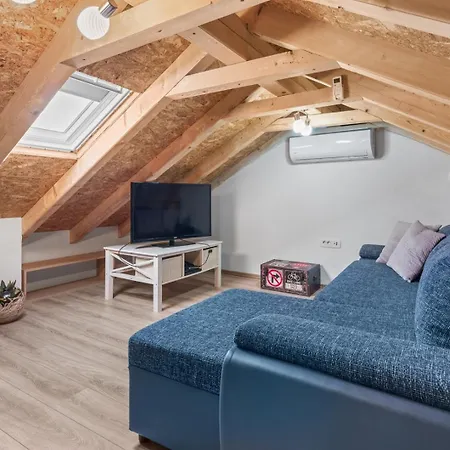 Lugareva: Traditional Retreat With Private Pool And Family-friendly Amenities * Makarska