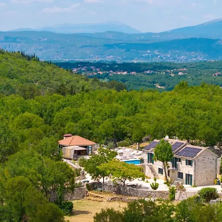 Lugareva: Traditional Retreat With Private Pool And Family-friendly Amenities