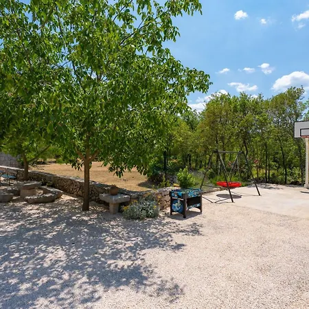 Lugareva: Traditional Retreat With Private Pool And Family-friendly Amenities Villa