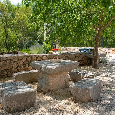 Lugareva: Traditional Retreat With Private Pool And Family-friendly Amenities Villa *