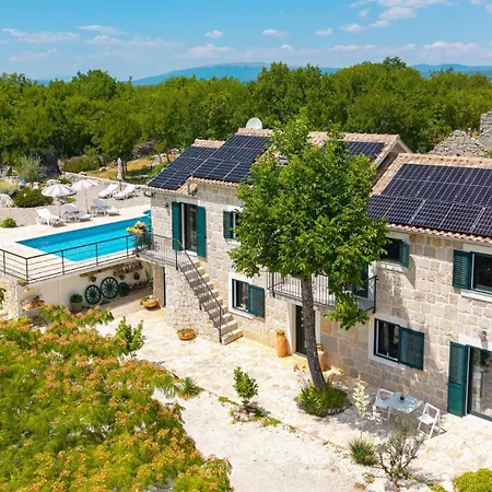 Lugareva: Traditional Retreat With Private Pool And Family-friendly Amenities Makarska