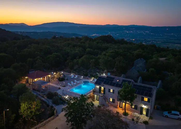 וילה Lugareva With 52 Sqm Private Pool, 4 Bedrooms, 4 Bathrooms, Summer Kitchen, Traditional Environment, Playground מאקרסקה