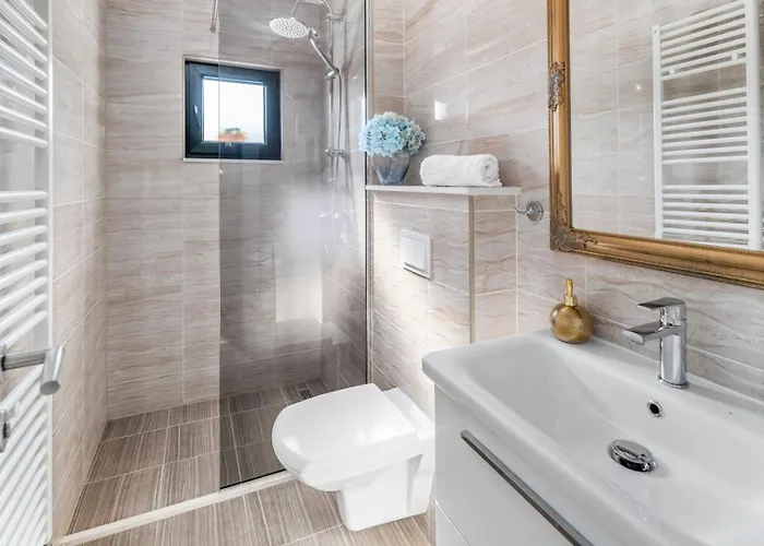 Lugareva With 52 Sqm Private Pool, 4 Bedrooms, 4 Bathrooms, Summer Kitchen, Traditional Environment, Playground וילה