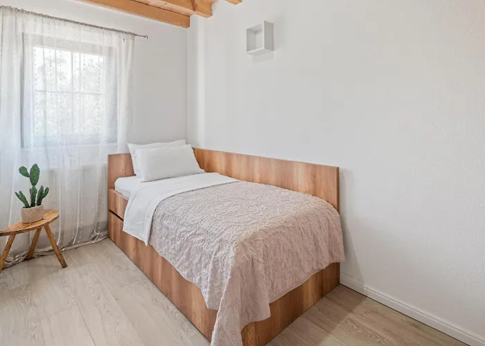 וילה Lugareva With 52 Sqm Private Pool, 4 Bedrooms, 4 Bathrooms, Summer Kitchen, Traditional Environment, Playground מאקרסקה