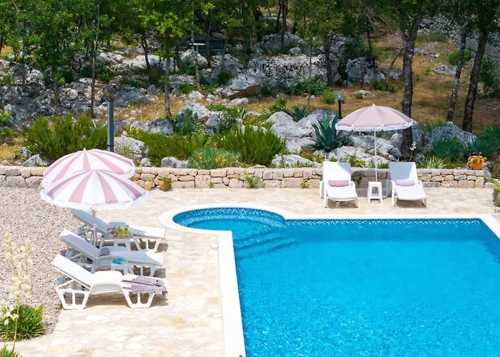 Lugareva With 52 Sqm Private Pool, 4 Bedrooms, 4 Bathrooms, Summer Kitchen, Traditional Environment, Playground מאקרסקה