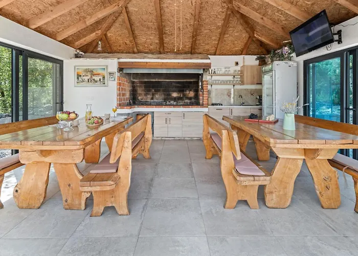 Lugareva With 52 Sqm Private Pool, 4 Bedrooms, 4 Bathrooms, Summer Kitchen, Traditional Environment, Playground וילה מאקרסקה