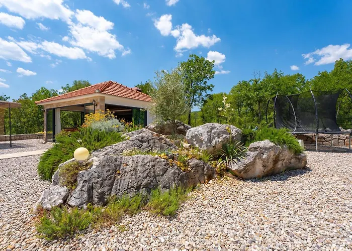 וילה Lugareva With 52 Sqm Private Pool, 4 Bedrooms, 4 Bathrooms, Summer Kitchen, Traditional Environment, Playground מאקרסקה