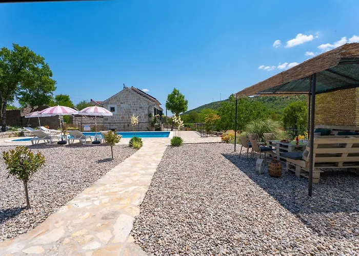 Lugareva With 52 Sqm Private Pool, 4 Bedrooms, 4 Bathrooms, Summer Kitchen, Traditional Environment, Playground מאקרסקה