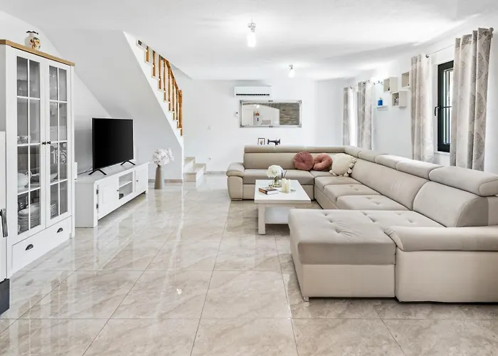 Lugareva With 52 Sqm Private Pool, 4 Bedrooms, 4 Bathrooms, Summer Kitchen, Traditional Environment, Playground וילה