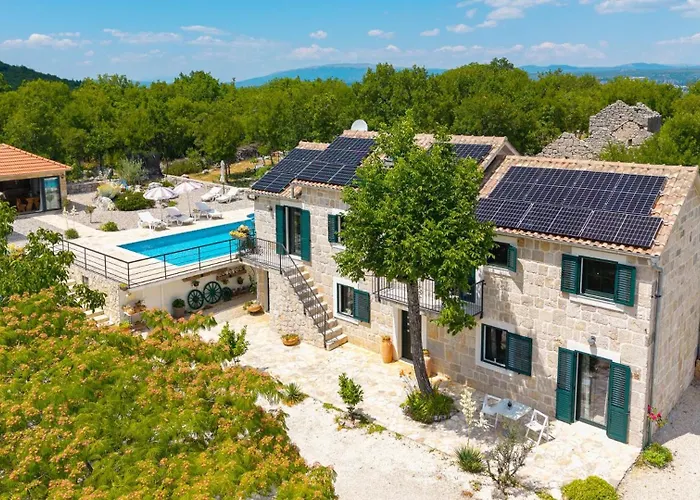 Lugareva With 52 Sqm Private Pool, 4 Bedrooms, 4 Bathrooms, Summer Kitchen, Traditional Environment, Playground מאקרסקה