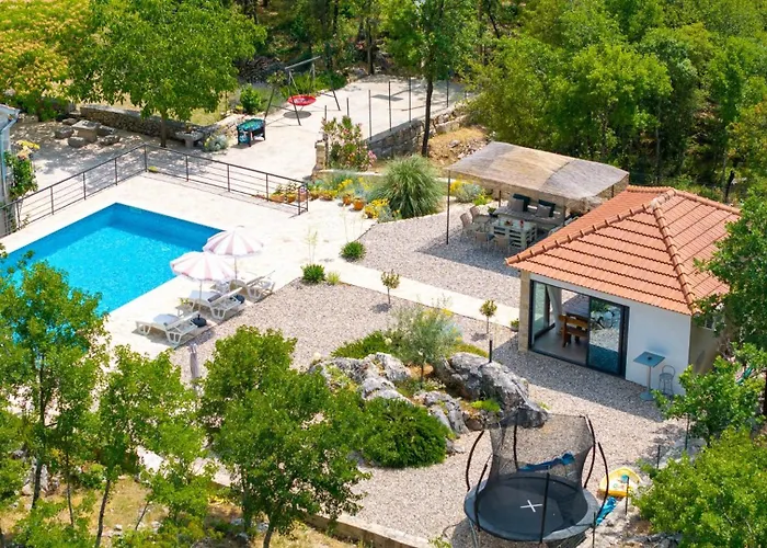 Lugareva With 52 Sqm Private Pool, 4 Bedrooms, 4 Bathrooms, Summer Kitchen, Traditional Environment, Playground וילה