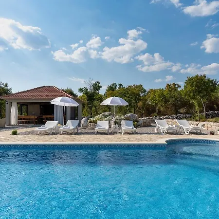 Villa Lugareva: Traditional Retreat With Private Pool And Family-friendly Amenities *