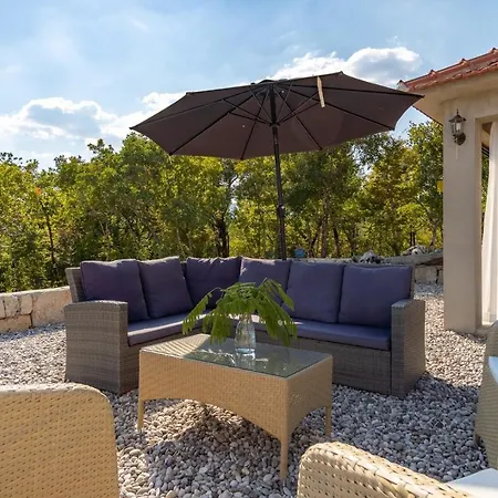 Lugareva: Traditional Retreat With Private Pool And Family-friendly Amenities * Makarska
