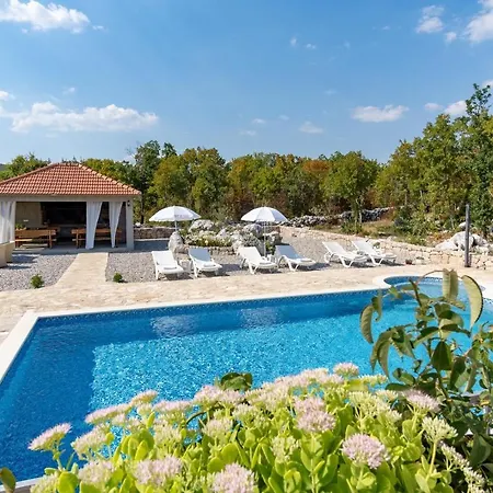 Lugareva: Traditional Retreat With Private Pool And Family-friendly Amenities Makarska